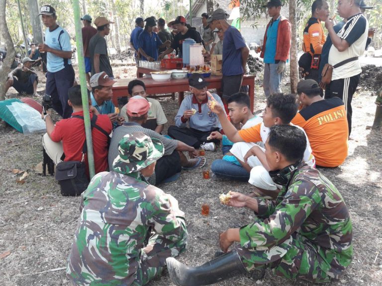 Satgas TMMD Berbaur Dengan Warga Saat Istirahat Sambil Minum Bersama