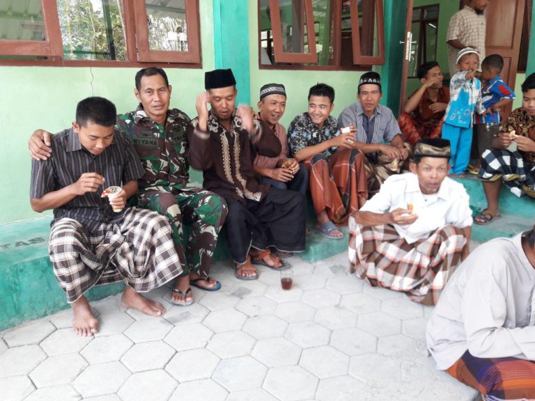 Istirahat Habis Sholat, Satgas TMMD Berbicang Dengan Warga Di Serambi Masjid