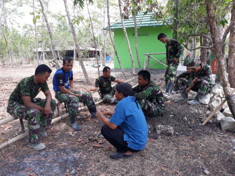 Satgas TMMD Berbagi Pengalaman Bersama Warga