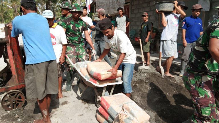 Dikunjungi Dansatgas TMMD, Kepsek SD Kembang Jitengan Senang