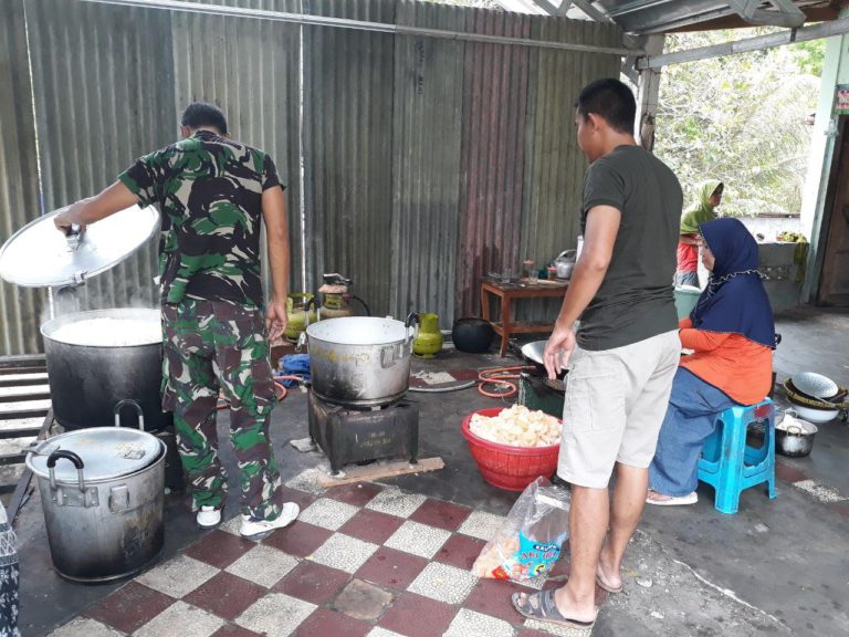 Serka Dalijo Jadi Koki Di Dapur Umum TMMD Reg 103