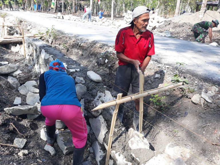 Kegigihan Warga Membantu Satgas TMMD Bangun Talud