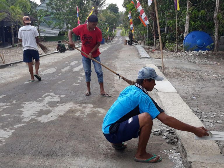 Satgas TMMD Dibantu Warga Bersihkan Sisa Material