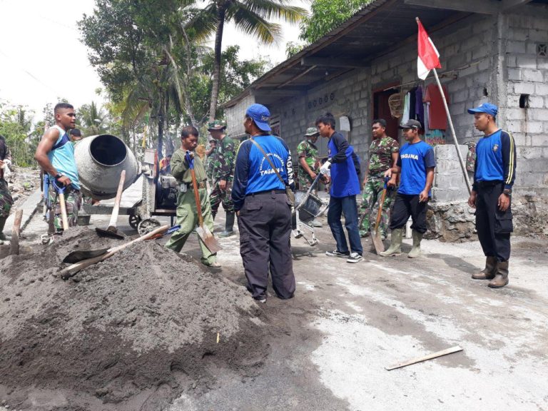 TAGANA Bantu Angkut Material Pasir Dilokasi TMMD