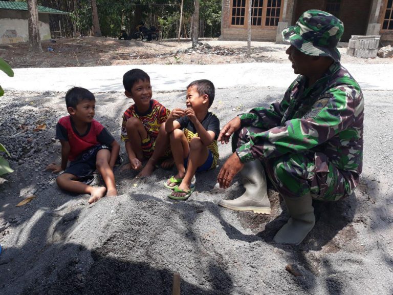Jalan Desa Diperbaiki, Anak-anak Ucapkan Terimkasih ke Satgas TMMD