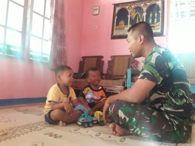 Jadi Hiburan Tersendiri Bagi Satgas TMMD Denagn Hadirnya Anak Kecil Bernama Fatih