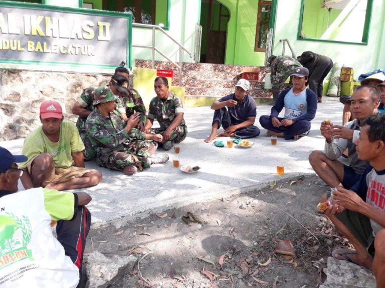 Ditemani Teh Dan Makana Ringan Satgas TMMD Dan Warga Terlihat Kompak