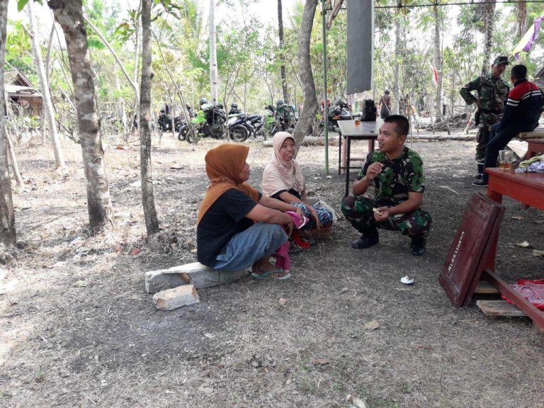 Anggota Satgas TMMD Terlihat Ngobrol Asyik Dengan Ibu Asuh