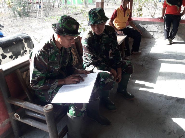 Anggota Satgas TMMD Tampak Sedang Isi Buku Absensi