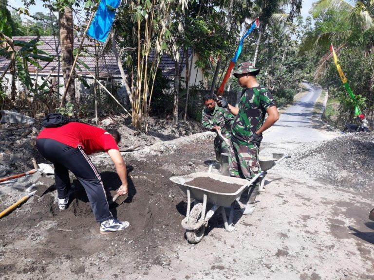 Selesai Ishoma Satgas TMMD Kembali Kerjakan Di Pembangunan Talud
