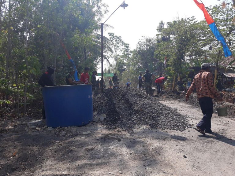 Keterbatasan Infrastruktur Desa Balecatur Picu Semangat Satgas TMMD