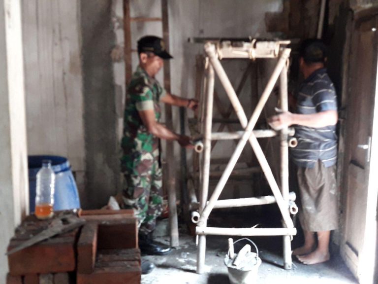 Tampak Satgas TMMD Bekerja Sama Dengan Warga Di Rehab Rumah Tidak Layak Huni