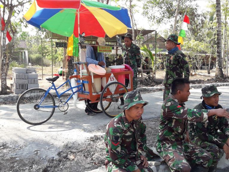 Cuaca Panas Dawet Primadona Minuman Satgas TMMD