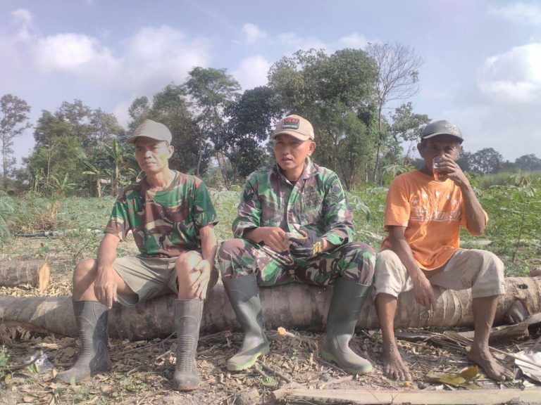Suasana Ngobrol Bersama Satgas TMMD Dan Warga Setelah Lelah Bekerja