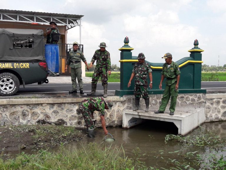 Dusun Temuwuh Kemarau, Satgas TMMD Datangkan Air Dari Luar
