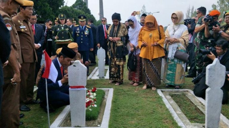 Jokowi Ajak Para Veteran Tabur Bunga di TMP Cikutra Bandung