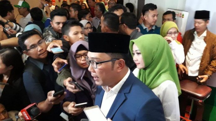 Bagikan 1000 Alat Pelindung Diri Di Rumah Sakit, Ini Janji Ridwan Kamil