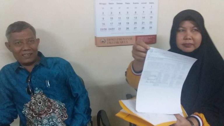 Datangi Balaikota, Wanita Paruh Baya Merengek Minta Anies Lakukan ini