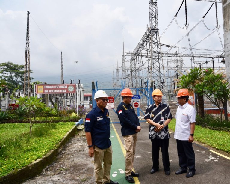 Tinjau Langsung PLN Ungaran, Menteri Jonan Pastikan Listrik Aman Saat Natal dan Tahun Baru