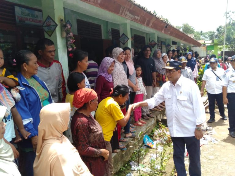 Kunjungi Pengungsi di Banten, Menhub sampaikan Pesan Jokowi untuk Para Korban