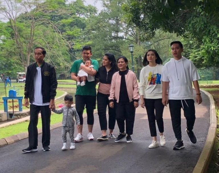 Jokowi Liburan Bareng Anak Cucu, Kaesang kok Dibully Netizen?
