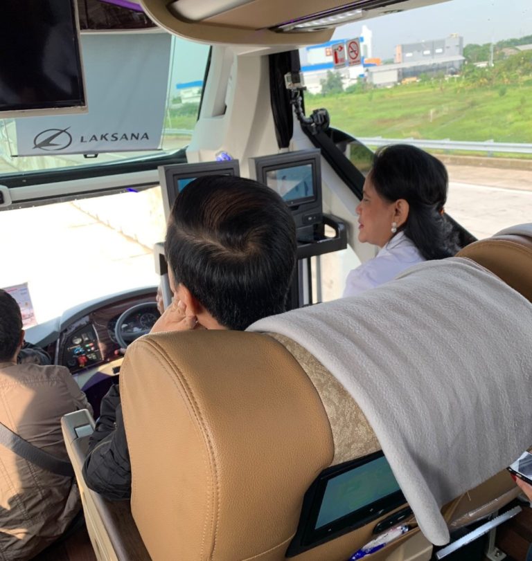 Kompaknya Jokowi dan Iriana Susuri Trans Jawa Bareng Kaum Milenial
