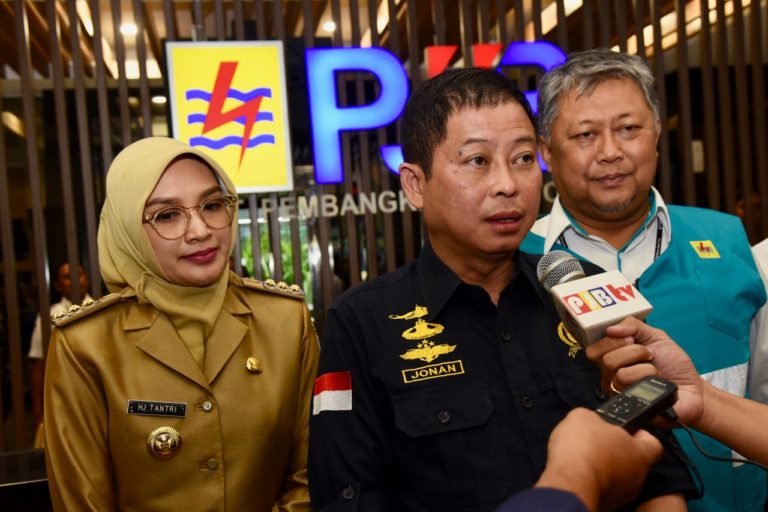 Menteri ESDM Ignasius Jonan saat berkunjung ke PLTU Paithon