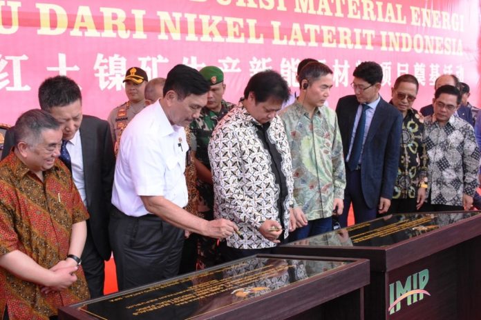 Penendatanganan prasasti sebagai simbolis peresmian Peletekan Batu Pertama PT. QMB New Energy Materials di kawasan Indonesia Morowali Industrial Park (IMIP), Sulawesi Tengah, Jumat (11/1).