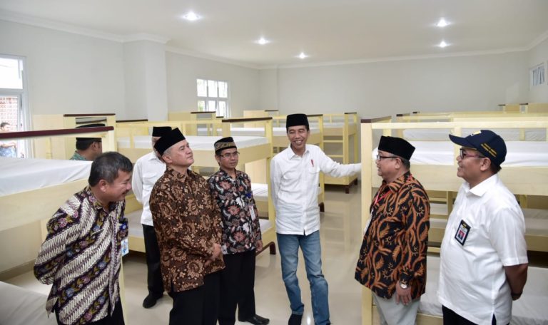 Kunjungi Ponpes Darul Arqom Muhammadiyah Garut, Jokowi Cek Pembangunan Rusun