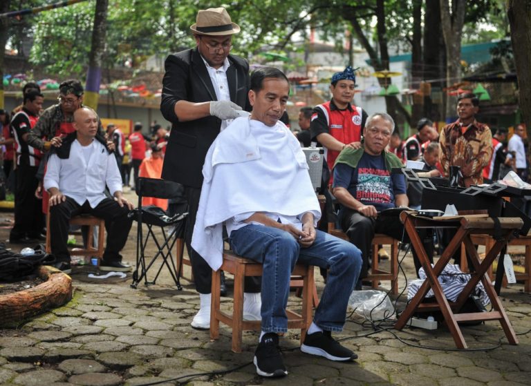 Ketika Jokowi Ikutan Acara Cukur Massal di Garut