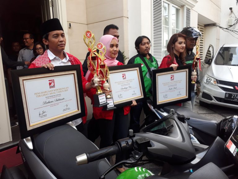 Piala Cinta dari PSI, Gimmick?