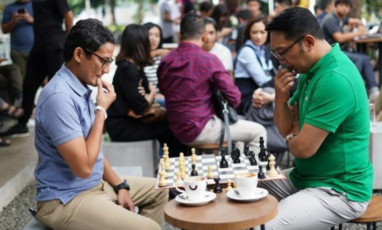 Ngopi di Bandung, Ridwan Kamil Tantang Sandi Main Catur