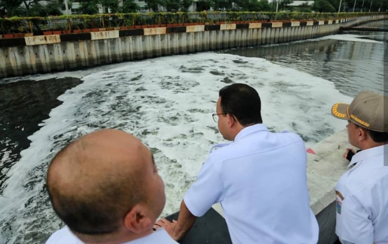 Ternyata Ini Penyebab Kali Item Kemayoran Berbusa