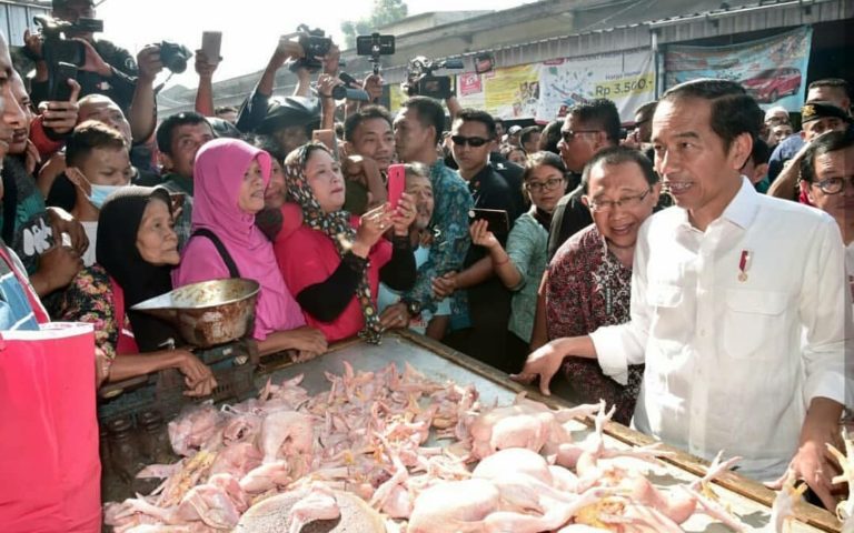 Tinjau Pasar Ngemplak Tulungagung, Jokowi Pantau Harga Daging Ayam