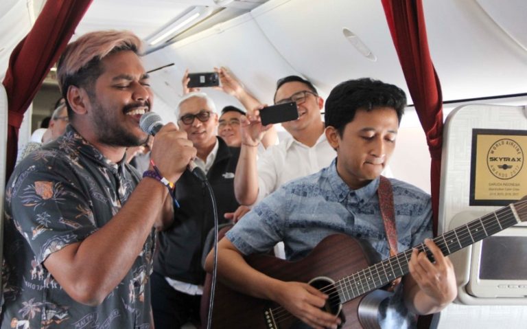 Kekinian.. Garuda Indonesia Suguhkan Live Music Akustik di Pesawat