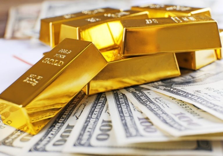 Emas Berjangka Turun saat Dolar AS Perkasa