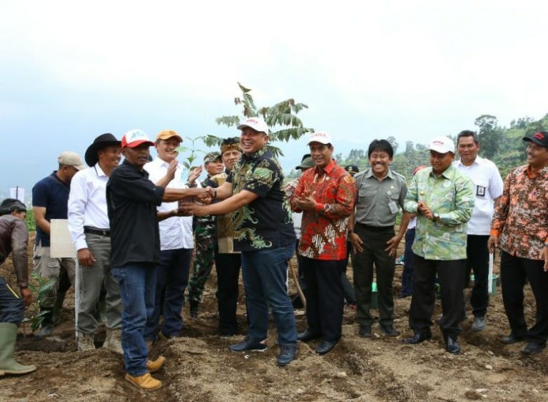 Selain Kopi, Menteri Amran Kucurkan Bantuan Kentang Dukung DAS Citarum Bersih dan Harum