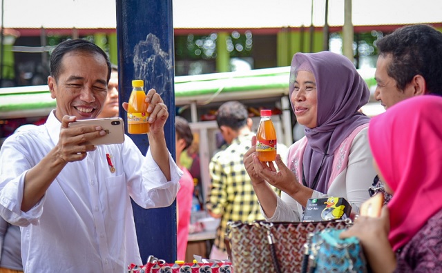 Jokowi Minta Ibu-ibu Peserta Program “Mekaar” Jujur dan Displin