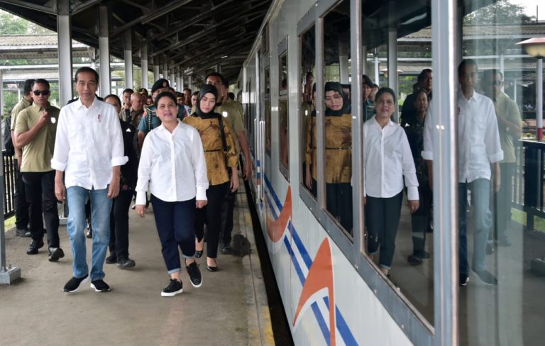 Blusukan ke Garut, Jokowi tinjau Program Kereta Api hingga Bertemu Ibu-Ibu Mekaar