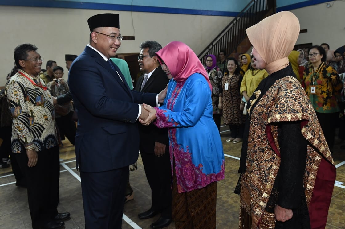 Mendes PDTT Lantik Pejabatnya di Lapangan Bulutangkis Desa