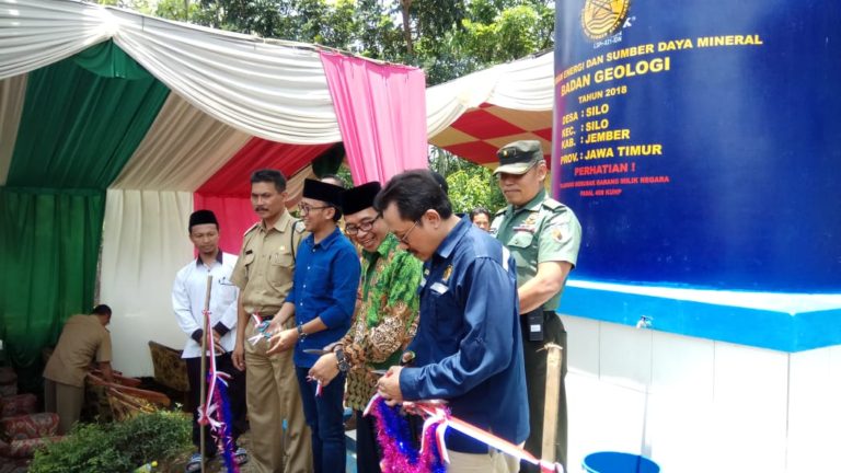 ESDM Serahkan 13 Sumur Bor dan 300 PJU-TS di Jember dan Lumajang