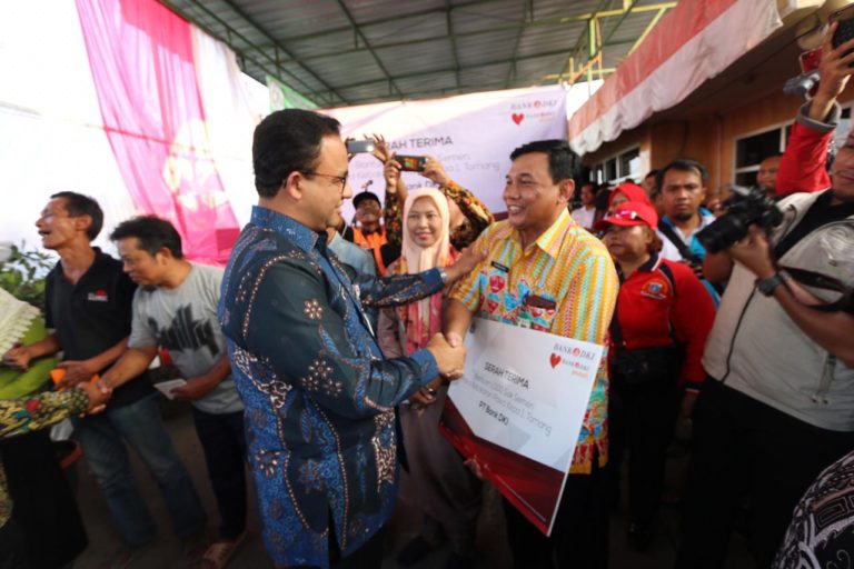 Bantu Korban Kebakaran, Anies Serahkan Seribu Sak Semen ke Warga Tomang