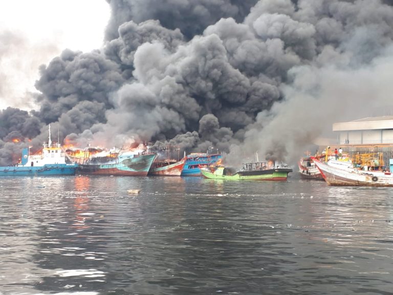 [Video] Kapal Nelayan Terbakar di Pelabuan Muara Baru Jakarta Utara