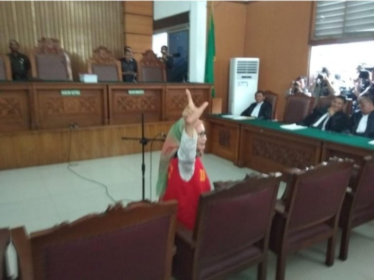 Momen Ratna Sarumpaet acungkan Salam Dua Jari di Sidang Perdana