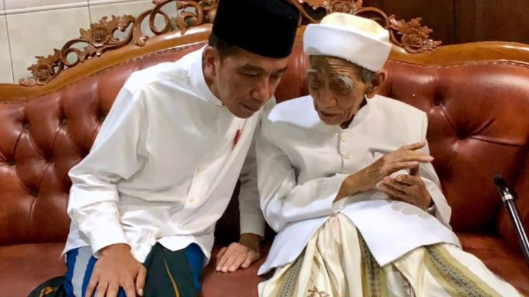 Penjelasan Mbah Moen sebut nama Prabowo saat berdo’a disamping Jokowi