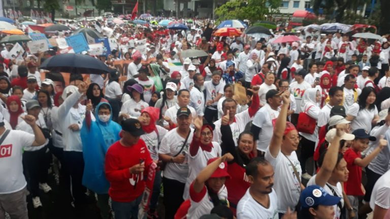 [Foto] Ribuan Masyarakat Antusias Ikuti Jalan Sehat Bersama Ma’ruf Amin