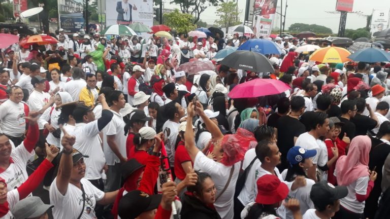Hujan, Semangat Warga Tangsel Tak Surut Ikuti Jalan Sehat Bersama KH Ma’ruf Amin