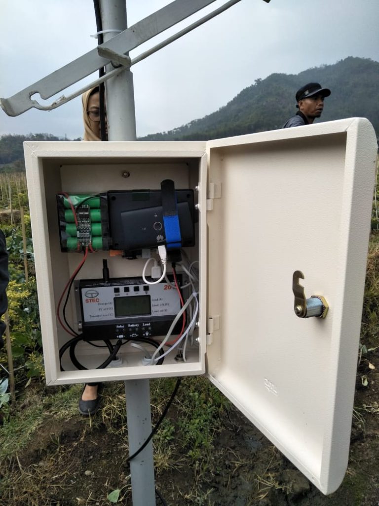 Petani Bawang Merah Uji Coba Alat Sensor Digital