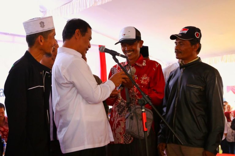 Usai Selfie Bareng, Mentan Beri Pria Ini 2 Ekor Kambing Serta Bibit Kelapa