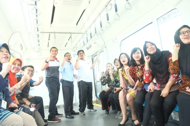 Ajak Rombongan, Kepala Kanwil DJP Wajib Pajak Besar Coba MRT Jakarta
